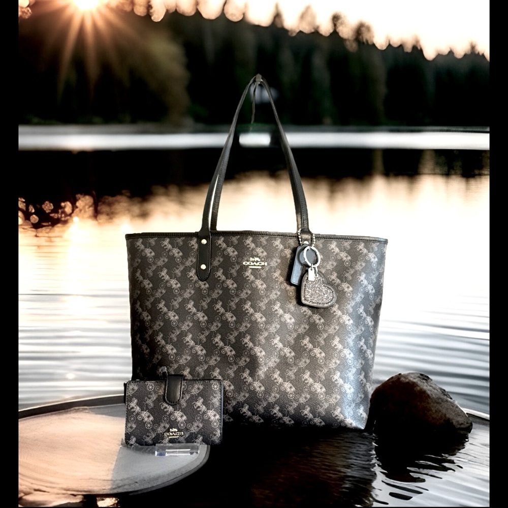COACH Reversible Horse & Carriage Tote Black w/Lg Wallet & Glitter Heart Fob🤩